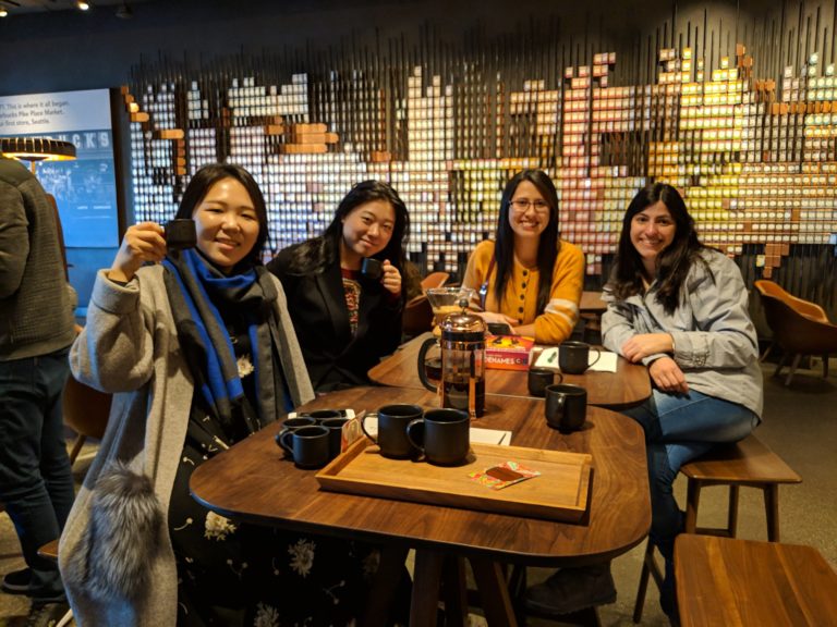西雅圖星巴克自然保護區學生練習英語和喝咖啡的ALPS學校活動團體照片